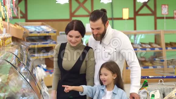 超市面包店部分家庭选择面包和糖果的肖像视频的预览图
