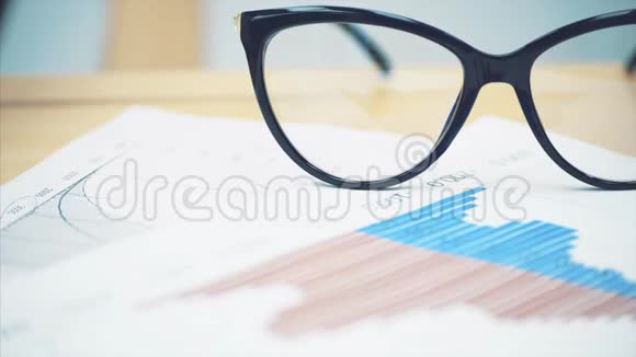 在营销计划的背景下与一位商业女性使用笔记本电脑的眼镜特写商业金融和视频的预览图