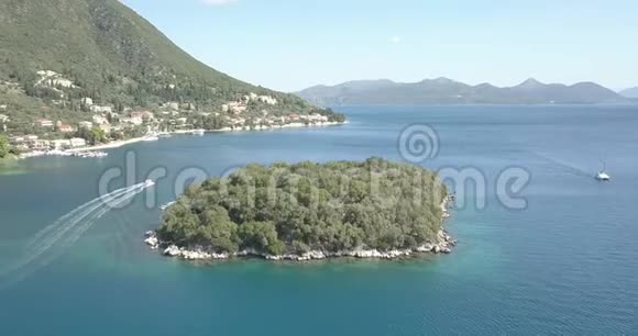 空中4K岛田园诗般的地中海沿岸小镇视频的预览图