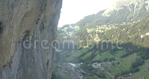 空中4K俯瞰阿尔卑斯山的瀑布视频的预览图