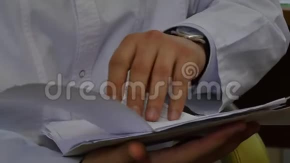 现代临床医生手中的医院卡视频的预览图
