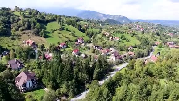 鸟瞰特兰西瓦尼亚山脉罗马尼亚布拉市德古拉伯爵城堡视频的预览图