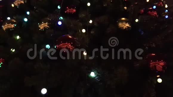 大圣诞树被装饰了视频的预览图