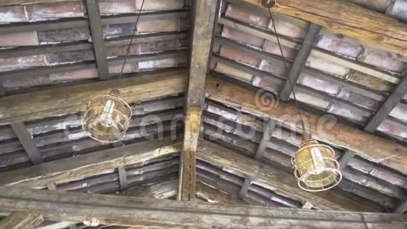 木制屋顶下的旧灯视频的预览图