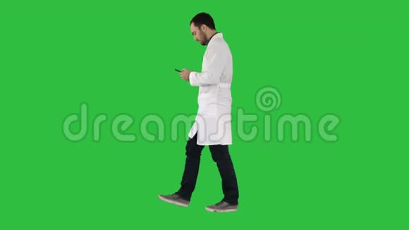 步行医疗专业人员使用智能手机和作出攻击手势的绿色屏幕铬键视频的预览图