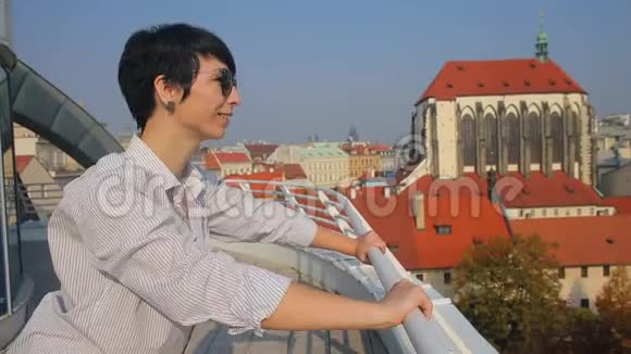站在布拉格背景上的女孩视频的预览图