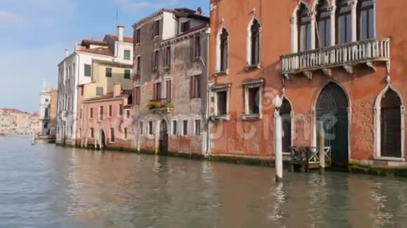 在威尼斯穿过大运河视频的预览图