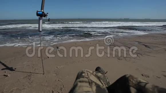 在斯瓦科普蒙德海滩捕鱼视频的预览图