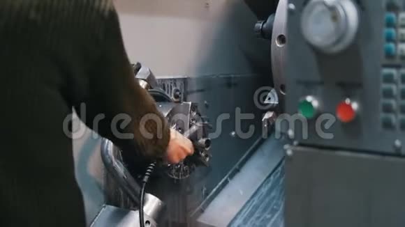机器操作员用液体冲洗车床视频的预览图