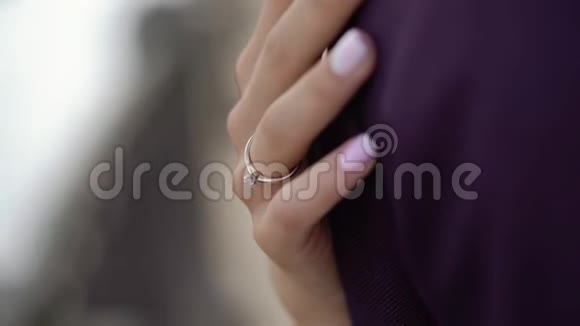 女人拥抱男人手指上戴着戒指视频的预览图