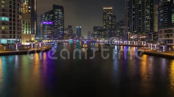 迪拜码头和水上运河夜间时间流逝视频的预览图