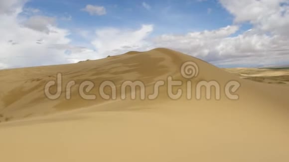 在戈壁沙漠给杜恩斯拍照的游客视频的预览图