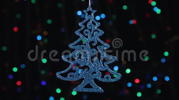 圣诞装饰品人字挂在背景上闪烁的灯光视频的预览图