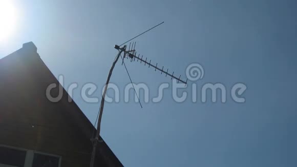 背景屋顶上的电视天线视频的预览图