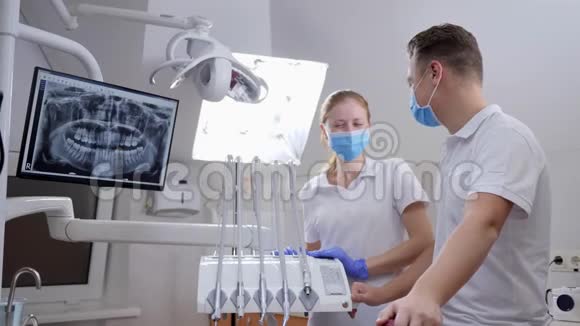 微笑医务人员在诊所工作时戴无菌口罩和白色特殊服装的画像视频的预览图