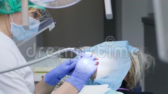 现代医院戴口罩和无菌手套器械入臂治疗病人张口牙视频的预览图