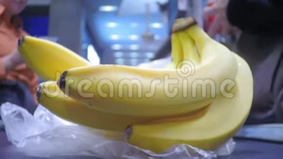 超市里的香蕉一串串的香蕉转移到收银台视频的预览图