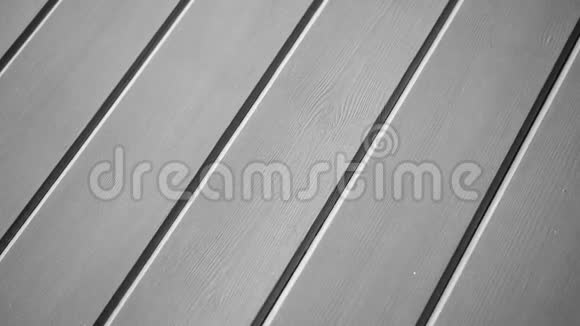 木制木板特写地板用灰色或白色油漆旋转背景视频的预览图
