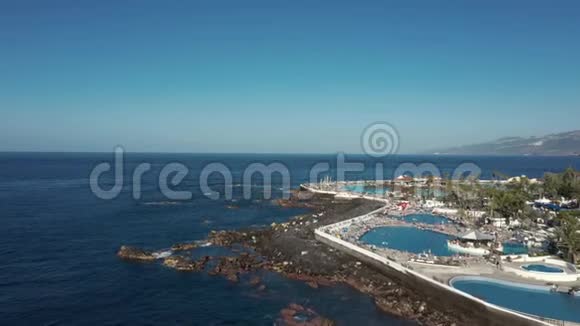 在海边飞行配有酒店游泳池和放松的人视频的预览图