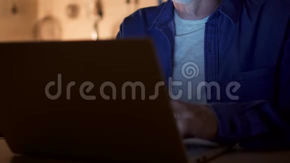 晚上在家办公使用笔记本电脑的资深自由职业者工作过度的商人努力工作视频的预览图
