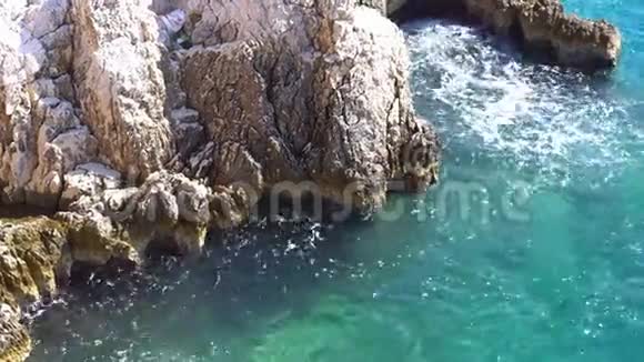 夏天的海浪和岩石亚得里亚海马卡斯卡克罗地亚视频的预览图