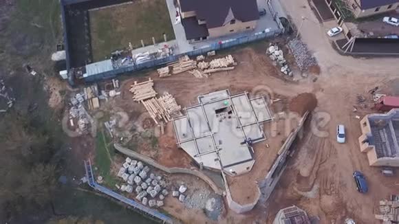 从上面看在建的建筑工地工人建造新房子或车间和建筑材料视频的预览图