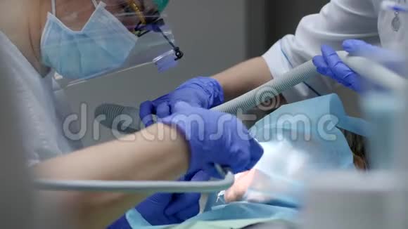 外科手术时口腔内有软管的病人无菌条件下有戴橡胶手套的专业医务人员视频的预览图