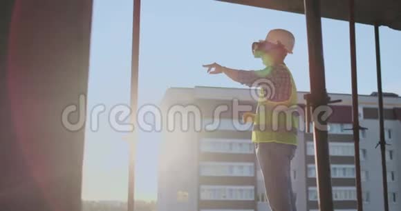 工程师建筑屋顶上的建筑工人站在vr眼镜里用它的界面移动他的手视频的预览图