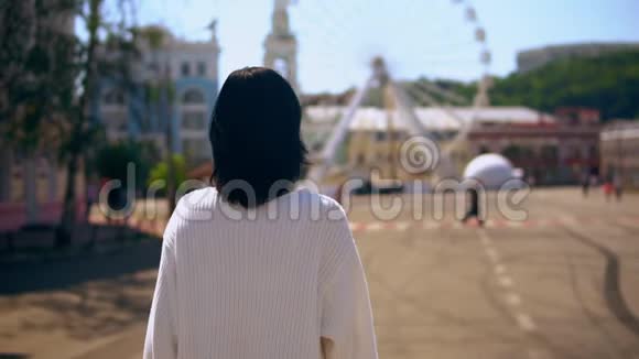一个女人穿过游乐场的后景视频的预览图