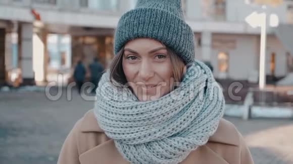 户外针织帽华丽年轻女子肖像有魅力的年轻女士在城市大街上视频的预览图