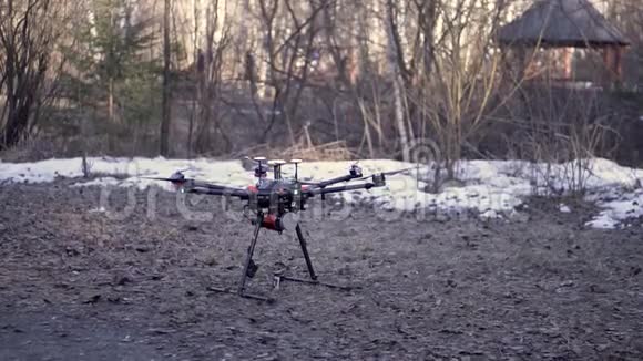 特写为黑色无人机站在地面前飞行航拍视频和拍照的概念剪辑视频的预览图