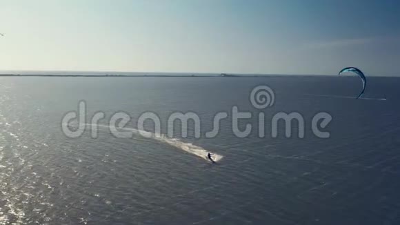 夏天风筝在大风天气下在海上乘风破浪视频的预览图