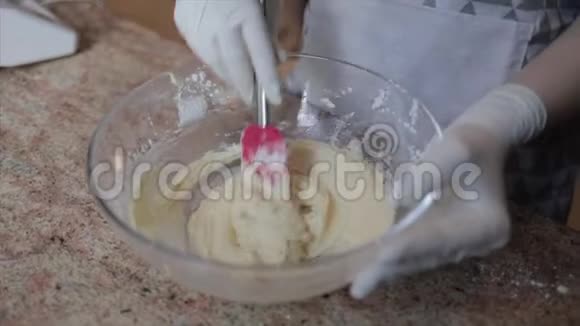 用白色橡胶手套煮手拌面糊视频的预览图