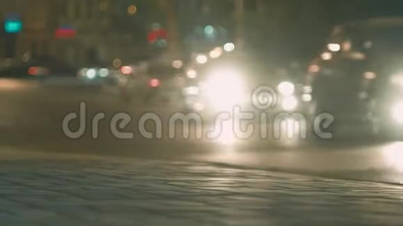 在城市中行驶的分散的汽车然后停在十字路口视频的预览图