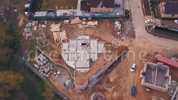 从上面看在建的建筑工地工人建造新房子或车间和建筑材料视频的预览图