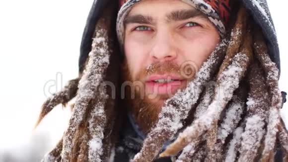 少年笑相机冬雪林户外漫步白色公园视频的预览图