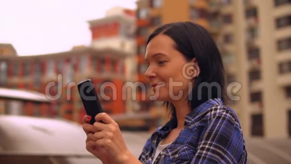女人在她的智能手机上读到一些信息视频的预览图