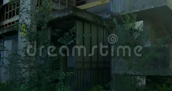 在废弃的大楼外面视频的预览图
