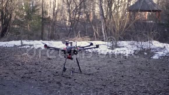 特写为黑色无人机站在地面前飞行航拍视频和拍照的概念剪辑视频的预览图