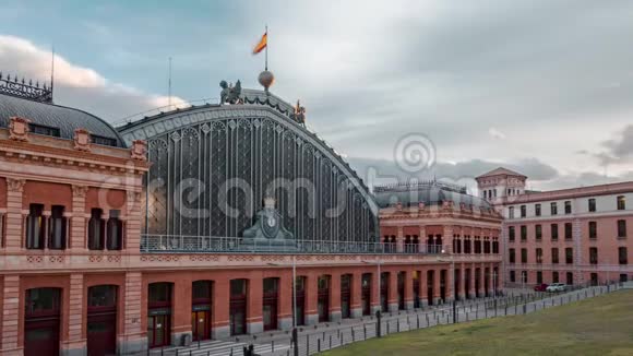 西班牙马德里PuertaDeAtocha火车站大楼的时间推移视频的预览图