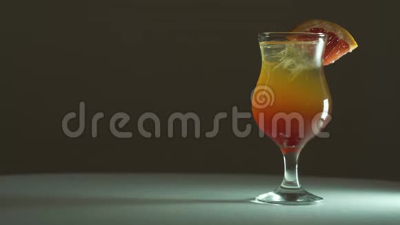 加冰和葡萄柚的橙红色鸡尾酒视频的预览图