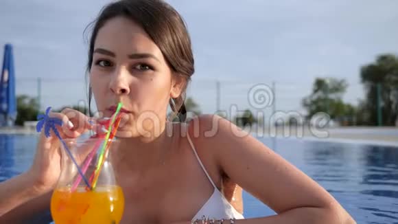 夏日假日露天畅饮五颜六色鸡尾酒池的美丽少女画像视频的预览图