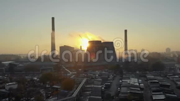 工厂在日出的背景下有吸烟的烟囱环境污染顶部视图视频的预览图