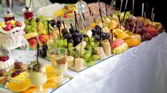 婚礼糖果条装饰设置与美味的蛋糕和糖果视频的预览图