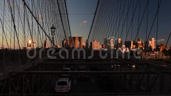 日落时分汽车和行人穿过布鲁克林大桥视频的预览图