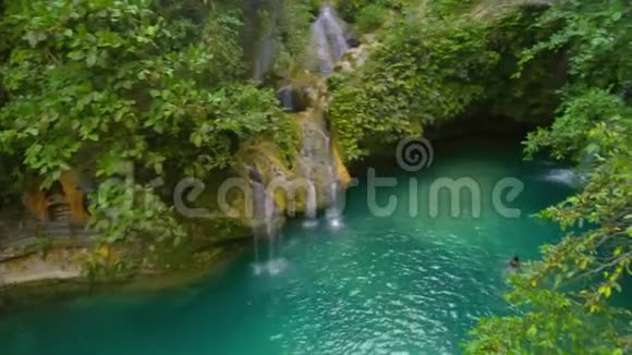 卡瓦桑瀑布的空中景观具有绿色的自然和自然的热带环境视频的预览图