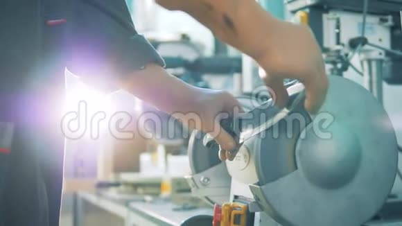 工厂员工用假手使用磨刀机4K视频的预览图