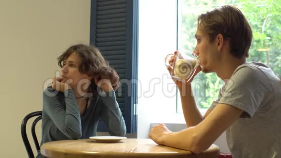 年轻迷人的时髦情侣在咖啡馆里聊天吃饭视频的预览图