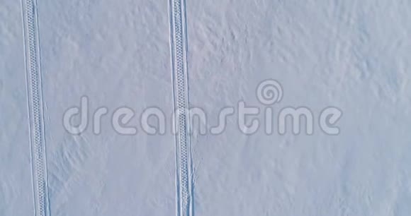 雪地摩托的痕迹空中录像视频的预览图