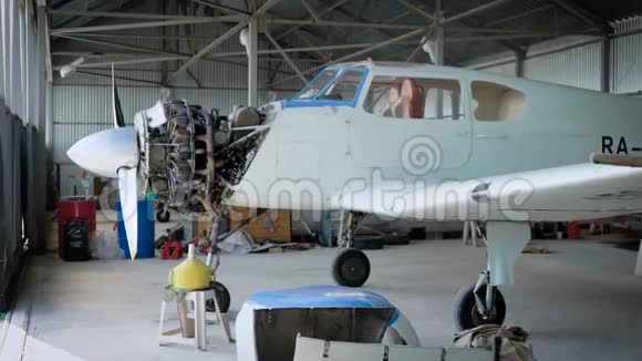 飞机站在飞机机库飞机发动机修理飞机视频的预览图
